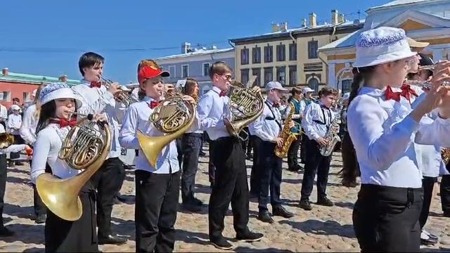 " Город над вольной Невой" солист В.Герелло,
фестиваль детских духовых оркестров
