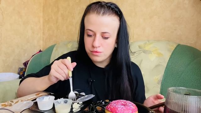 МУКБАНГ ТВОРОЖНАЯ ЗАПЕКАНКА С КЛУБНИКОЙ/ КЛУБНИЧНЫЙ ДОНАТ #asmr #breakfast #food #mukbang