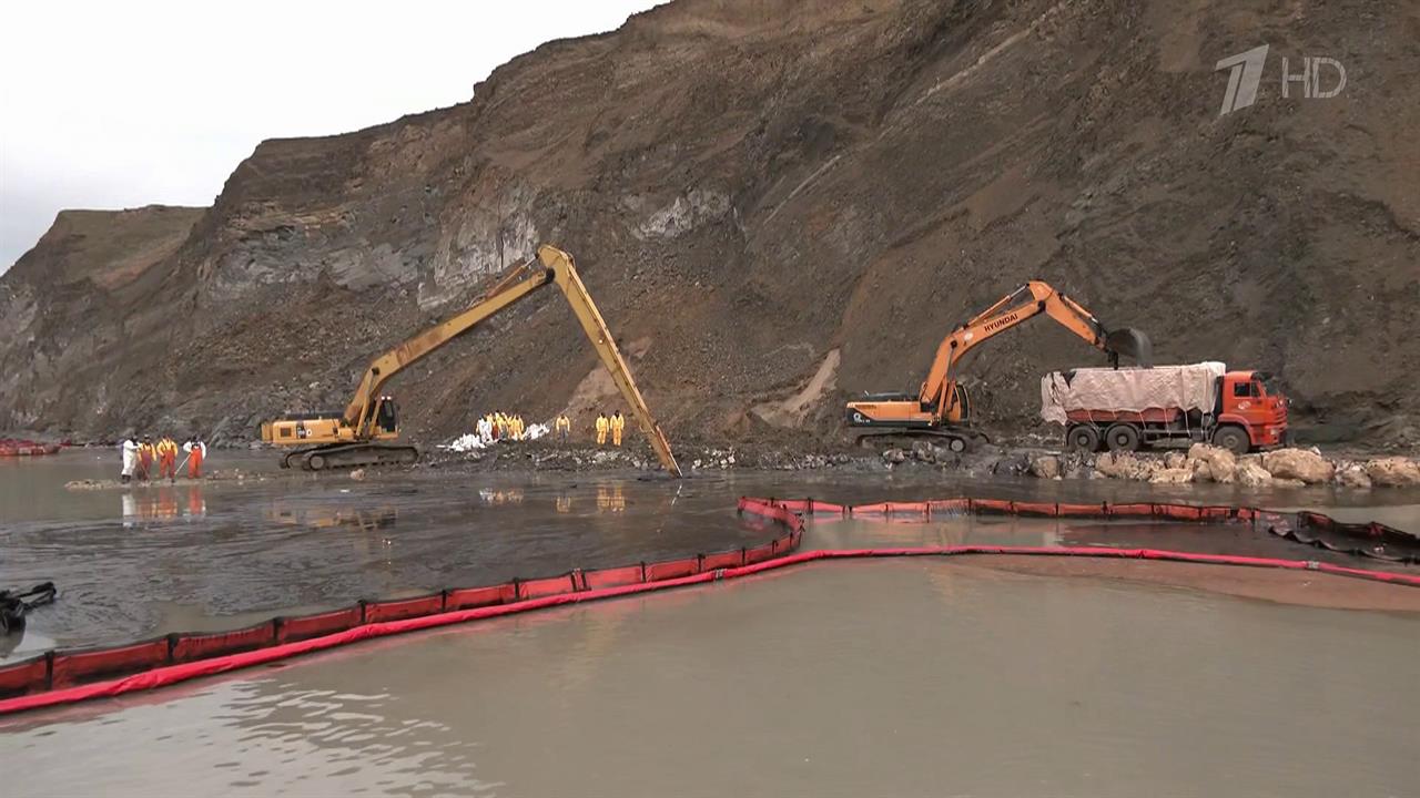 В Тамани вокруг выброшенного на мель танкера начали возводить защитный вал