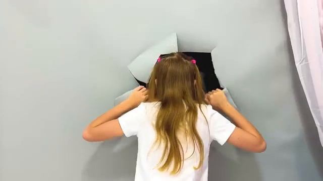 Настя и Эвелин играют в прятки