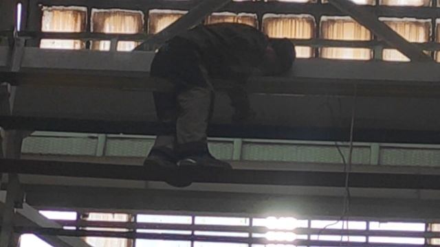 15-01-2025Пропал контакт на уголковых троллеях.