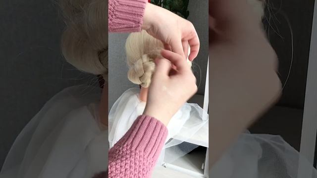 Видео урок по быстрому пучку с помощью 2-х косичек. Простая прическа #Hairstylist #прическа #низкийп