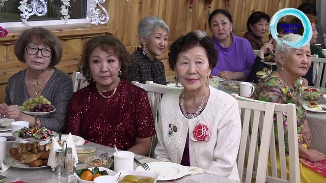 "Бэрдьигэстээх 100 Далбар Хотуна" кинигэ