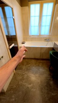 Большой санузел в загородном доме