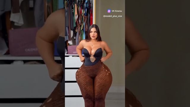 Очень большая массивная попа размеров груша