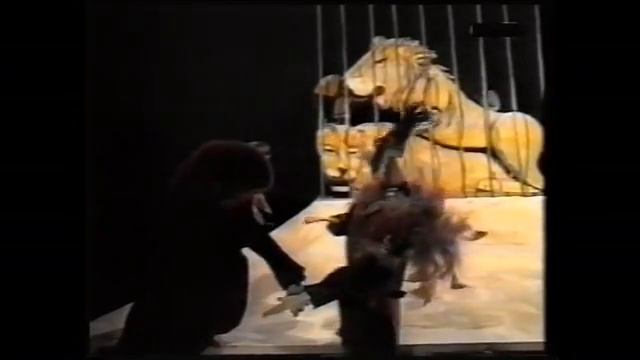 Myrrha und Martin vor dem Käfig der sich begattenden Löwen
