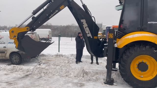 Передача клиенту нового экскаватора погрузчика MST M644