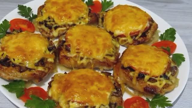 Сочное нежное мясо, запеченное под аппетитной овощной шубкой с сырной корочкой .