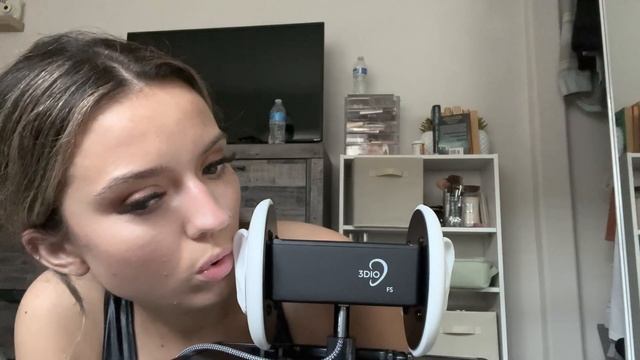 ASMR| 3DIO MIC EAR TO EAR TONGUE FLUTTERING IN YOUR EARS- TAPPING ON RANDOM ITEMS