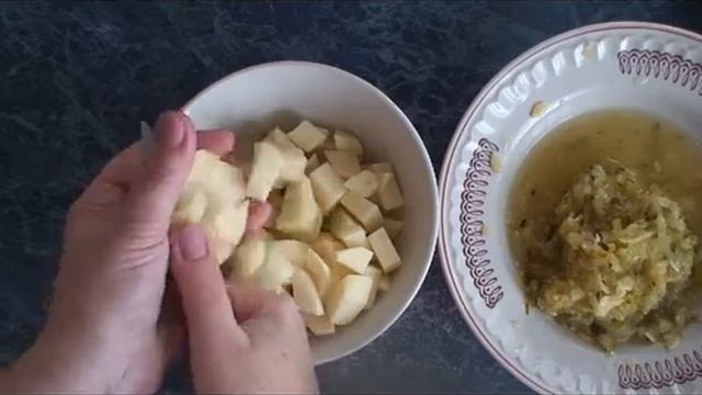 Щи с солеными огурцами и свежей капустой