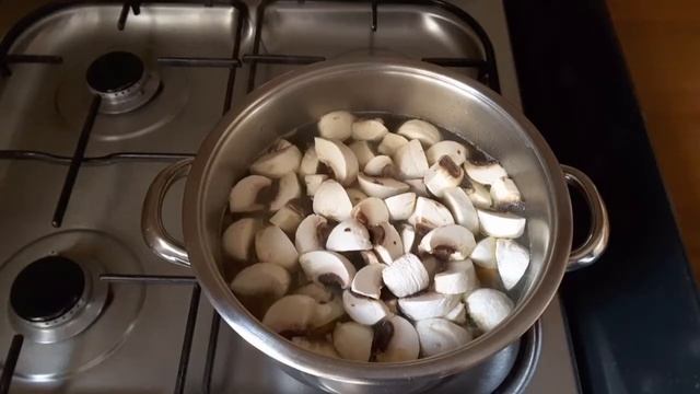 Chicken soup with mushrooms. Supă de pui cu ciuperci. Куриный суп с грибами.