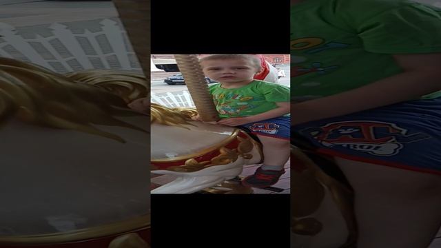 Эпичная карусель с лошадками