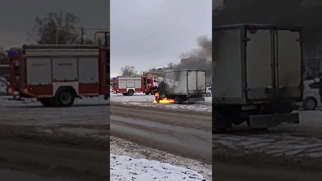🔥 Грузовая Газель загорелась на ходу на улице Автомобилистов, 5. Очевидцы пытались потушить автомоб