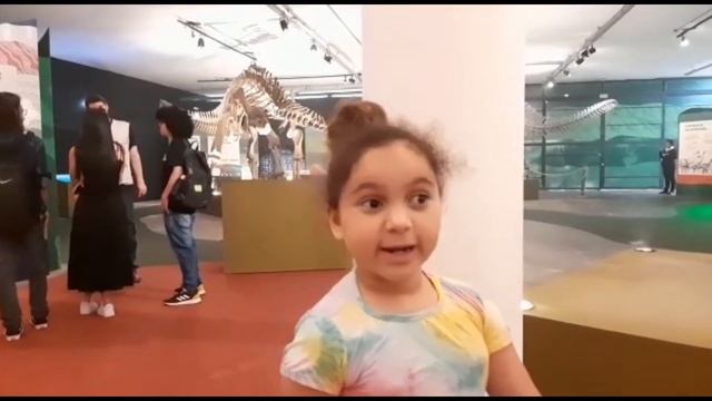 Exposição do maior dinossauro que já existiu na terra: o Patagotitan, encontrado no Chile.