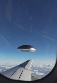 Серебряный Корабль Рядом с Самолетом