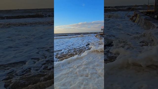 Море может быть удивительным местом, где пена от волн выглядит как снег ❄️