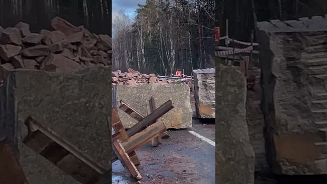 На соединяющем Украину и Белоруссию приграничном участке шоссе появились заграждения из валунов и пр
