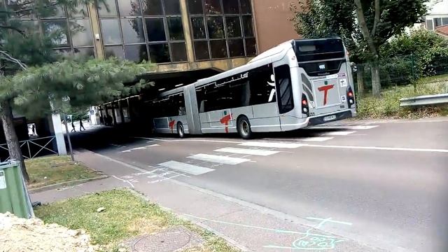 Arrivé d'un 405 Heuliez bus n°256 au Miroir à Évry direction Ris Orangis Bois de l'Epine RER