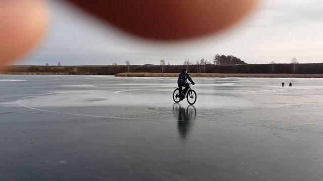 катание по льду на велосипеде с шипованными шинами schwalbe icepaker pro 29