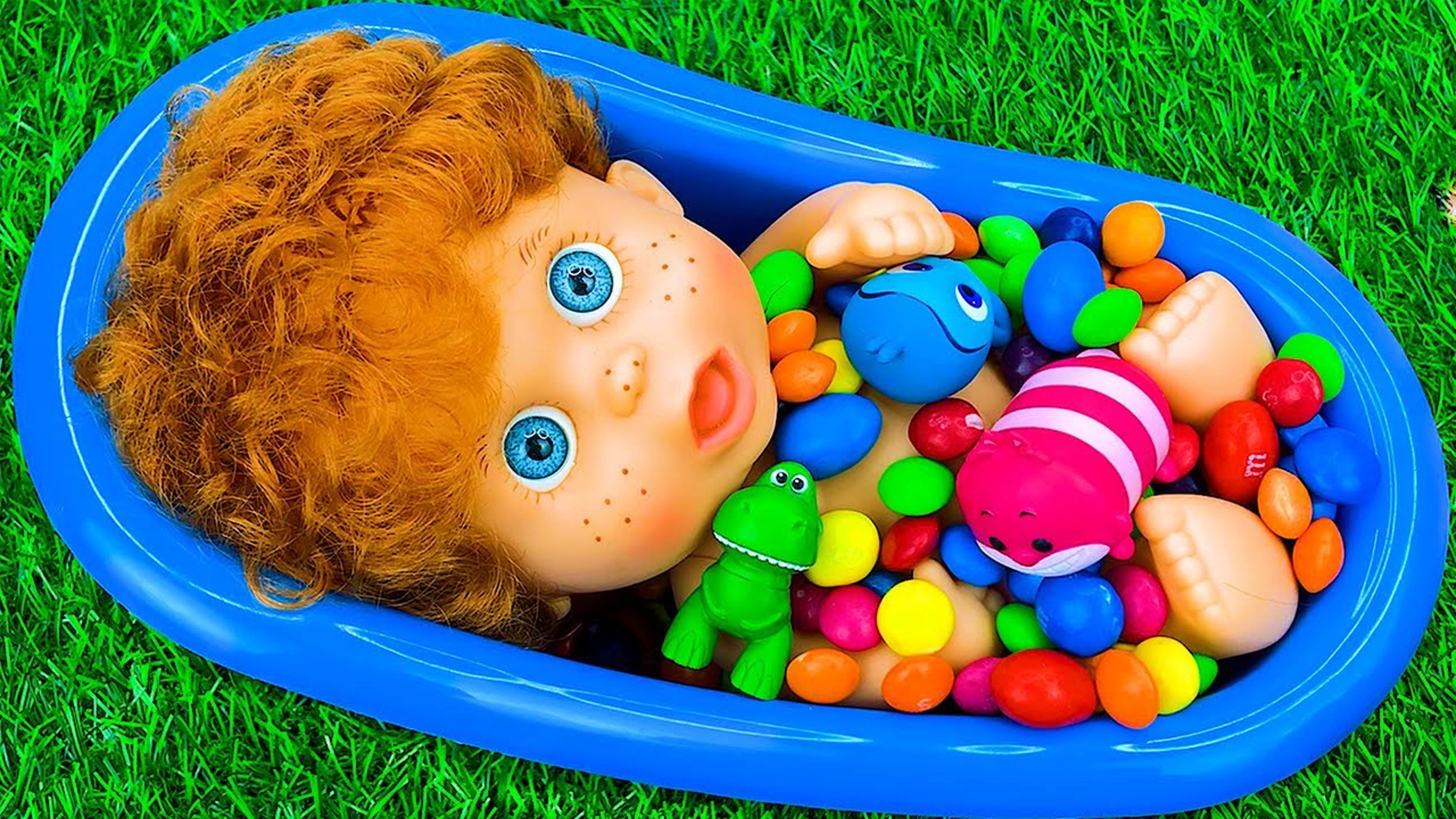 Смешивание конфет в ванной с радужными Skittles и нарезка волшебного слайма ASMR