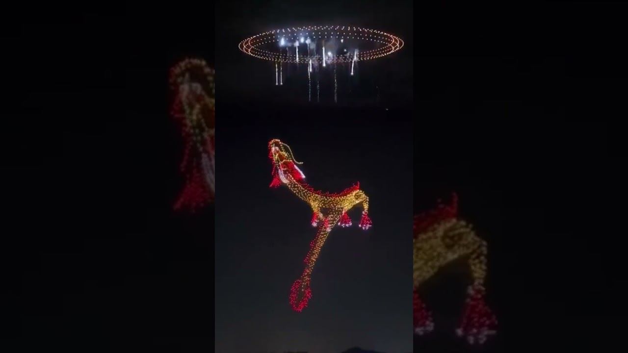 В Шанхае (Китай) в новогоднюю ночь 2025 устроили крупнейшее в мире шоу дронов и фейерверков.