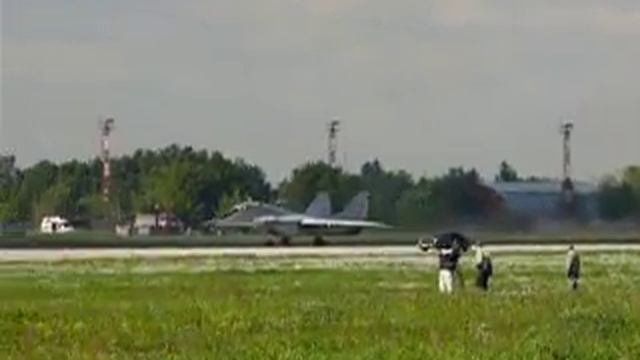 MiG-29 vs. Porsche 911 / МиГ-29 против Порше 911