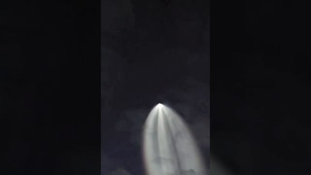Вид пролёта космической ракеты над головой.