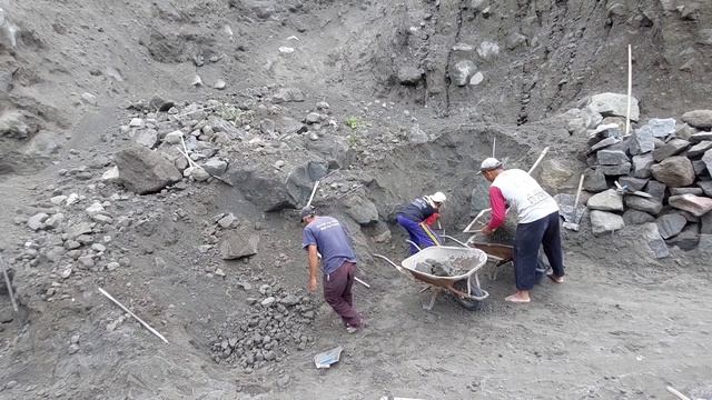Строительство, оползень в карьере засыпал крупные камни
