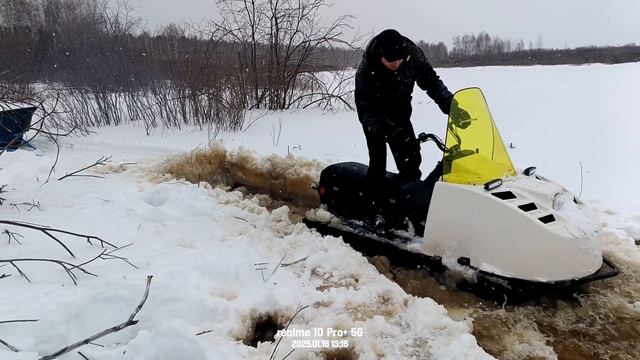 снегоход "буран" в озере