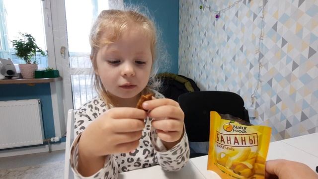 Мила и банан 🍌 Как мила впервые пробует вяленые бананы.