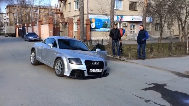 Audi TT провалилась в яму на дороге