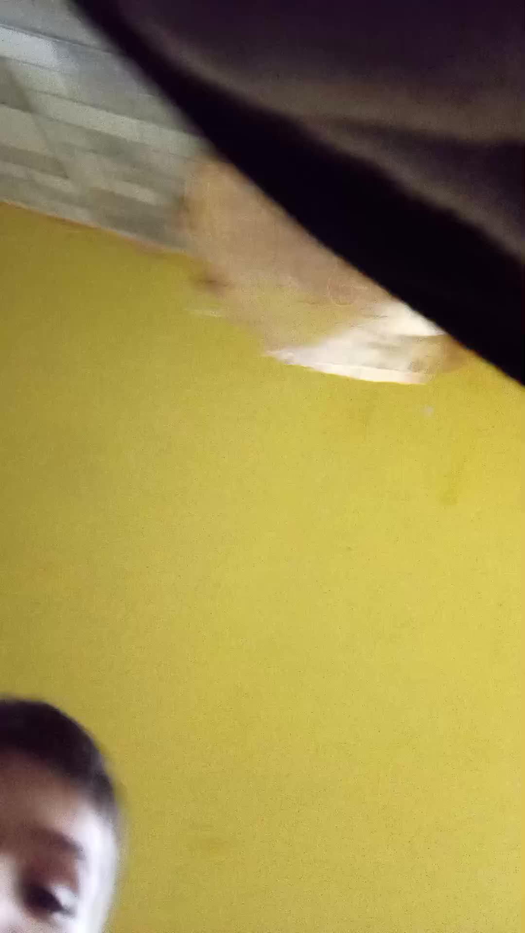 р