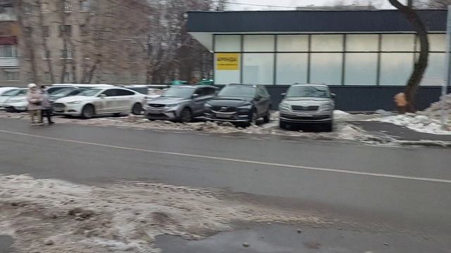 Мы пожаловались за тротуар для собачников на газоне__снега на улице нет а на газон 2 сугроба выпало