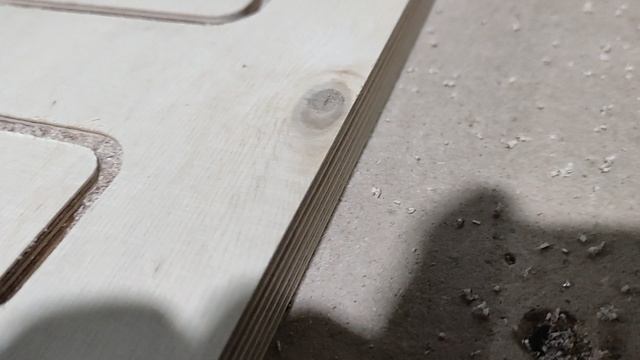 Фрезеровка фанеры фрезой на 3 ножа со стружколомом на станке  с ЧПУ. Раскрой фанеры на ЧПУ