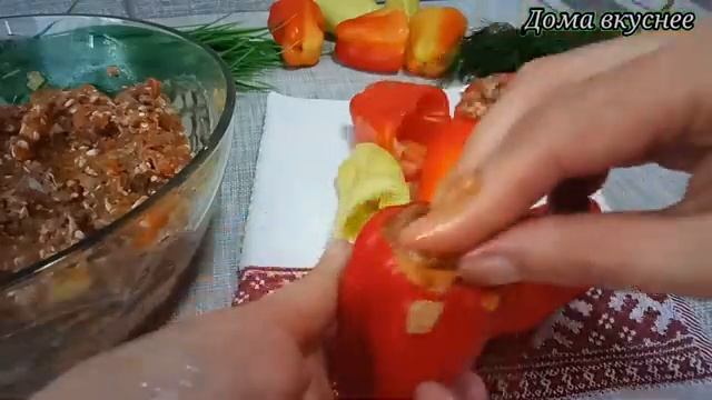 Перец, фаршированный овощами и грибами, в сметане