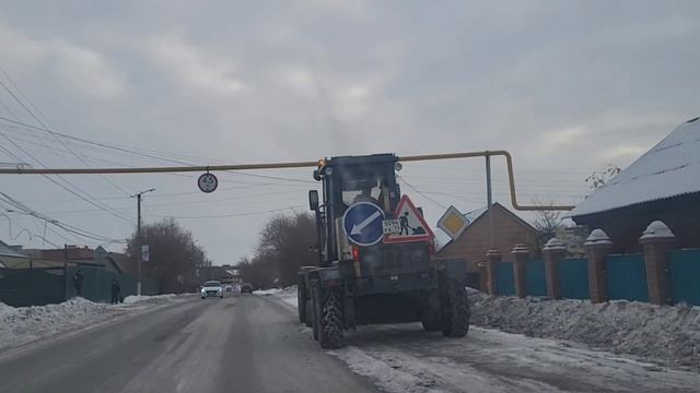 Снег только выпал, а техника уже работает
