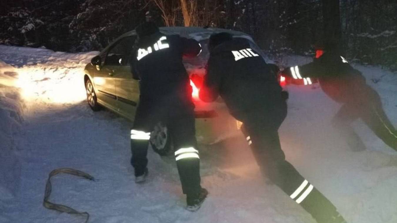 В Красноярском крае госавтоинспекторы помогли дачнице вызволить автомобиль из снежного плена