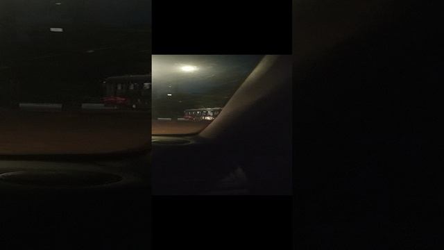 По дороге города на авто едем рядом с трамваем)