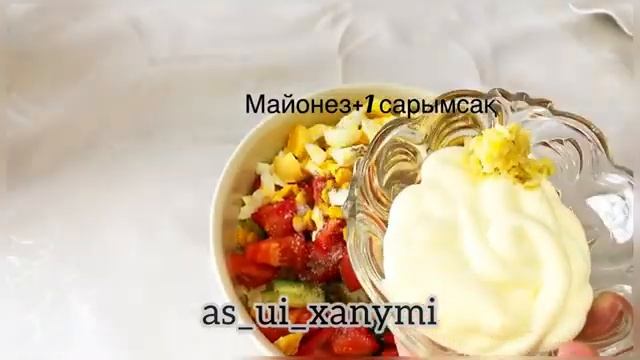 Салат с пекинской капустой, огурцом, помидором и колбасой