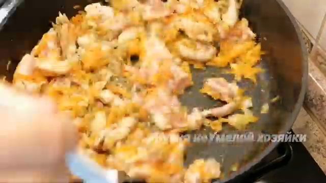 Макароны с курицей и овощами на сковороде