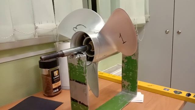 Приспособления для балансировки гребных винтов, с точностью аптечных весов.