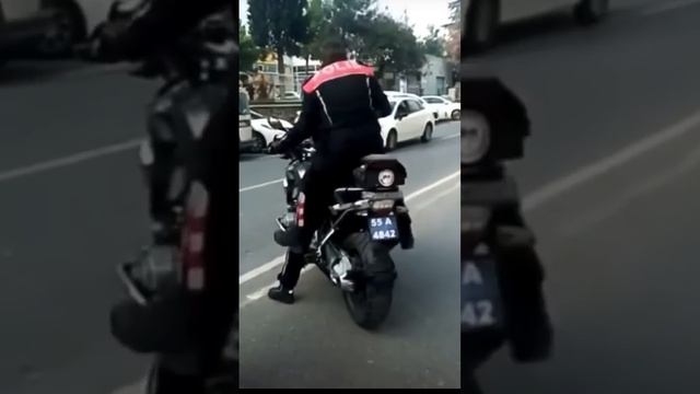 Yunus polisi’nin motor’a efsane biniş şekli