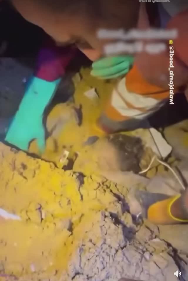 В Газе спасли маленькую девочку, которая была погребена под обломками палаточного укрытия