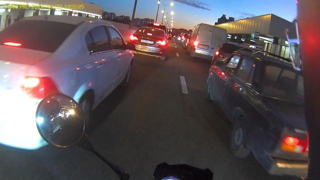 Колесо едет по асфальту