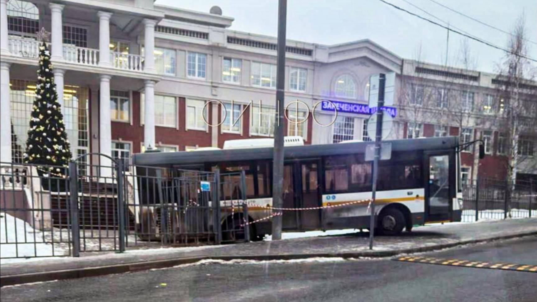В Подмосковье автобус въехал в школу