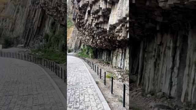 Базальтовые столбы высотой до 50 метров, напоминающие трубы органа.