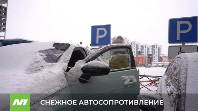 Машины мешают уборке снега во дворе. Нижневартовск