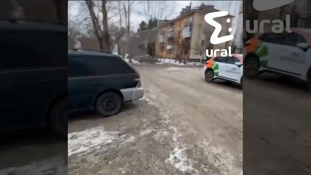 Неизвестный инородец преследовал девушку возле её дома в Екатеринбурге.