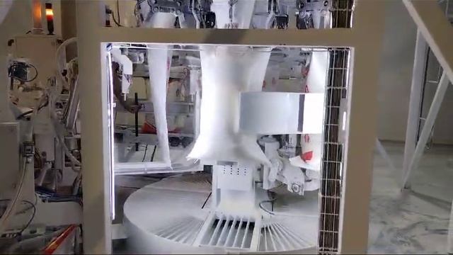 Карусельная весовыбойная  машина. Видео фасовки в полипропиленовые  мешки 50 кг мука.