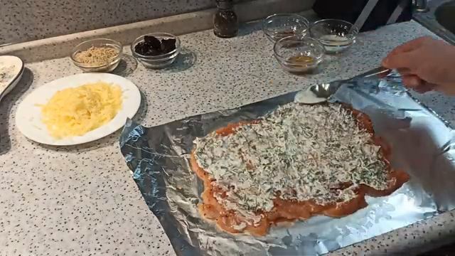Куриный рулет с черносливом, грецким орехом и сыром